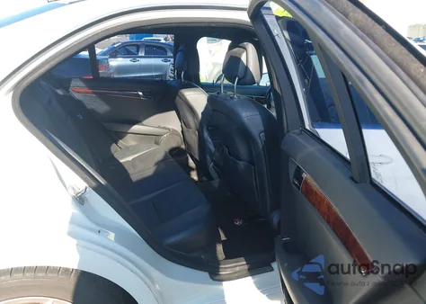 2011 Mercedes-Benz C 300 Luxury/Sport z USA, uszkodzony, nr VIN WDDGF5EB9BR164520